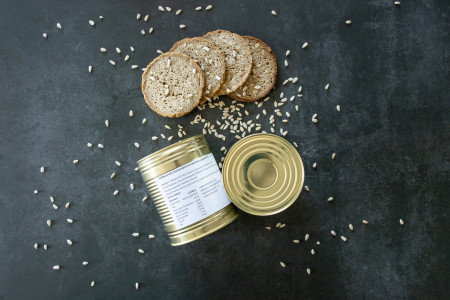 Teffbrot mit Sonnenblumenkernen in der Dose