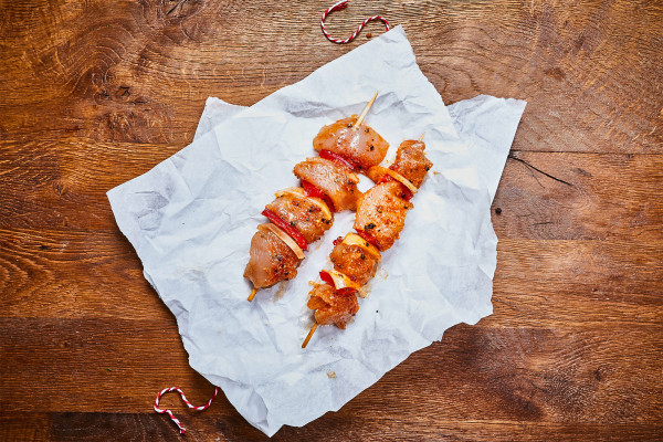 Paderborner Landhähnchen-Spieße mit Speck mariniert