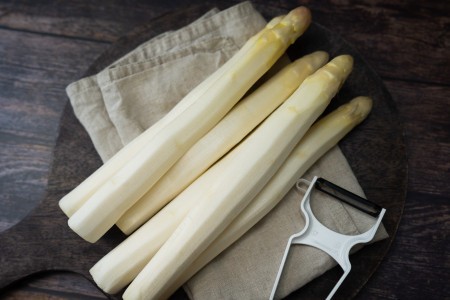 Jumbospargel geschält