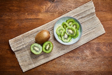 Kiwi in Scheiben geschnitten
