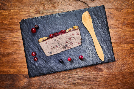 Wildschweinpastete mit Cranberries und kleinen Champignons