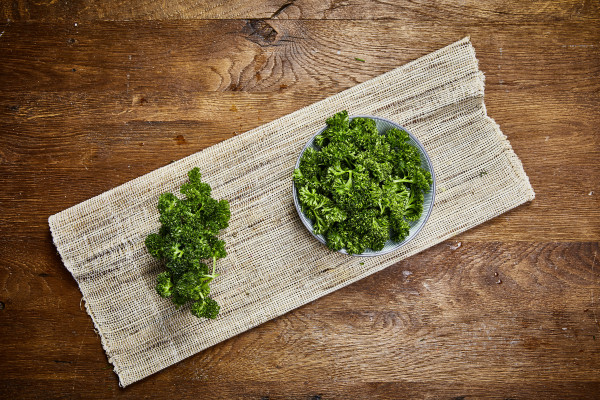 Petersilie kraus fein geschnitten