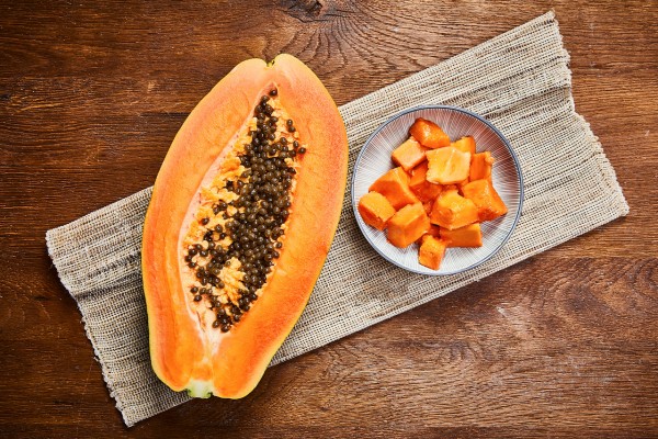 Papaya in Stücke geschnitten